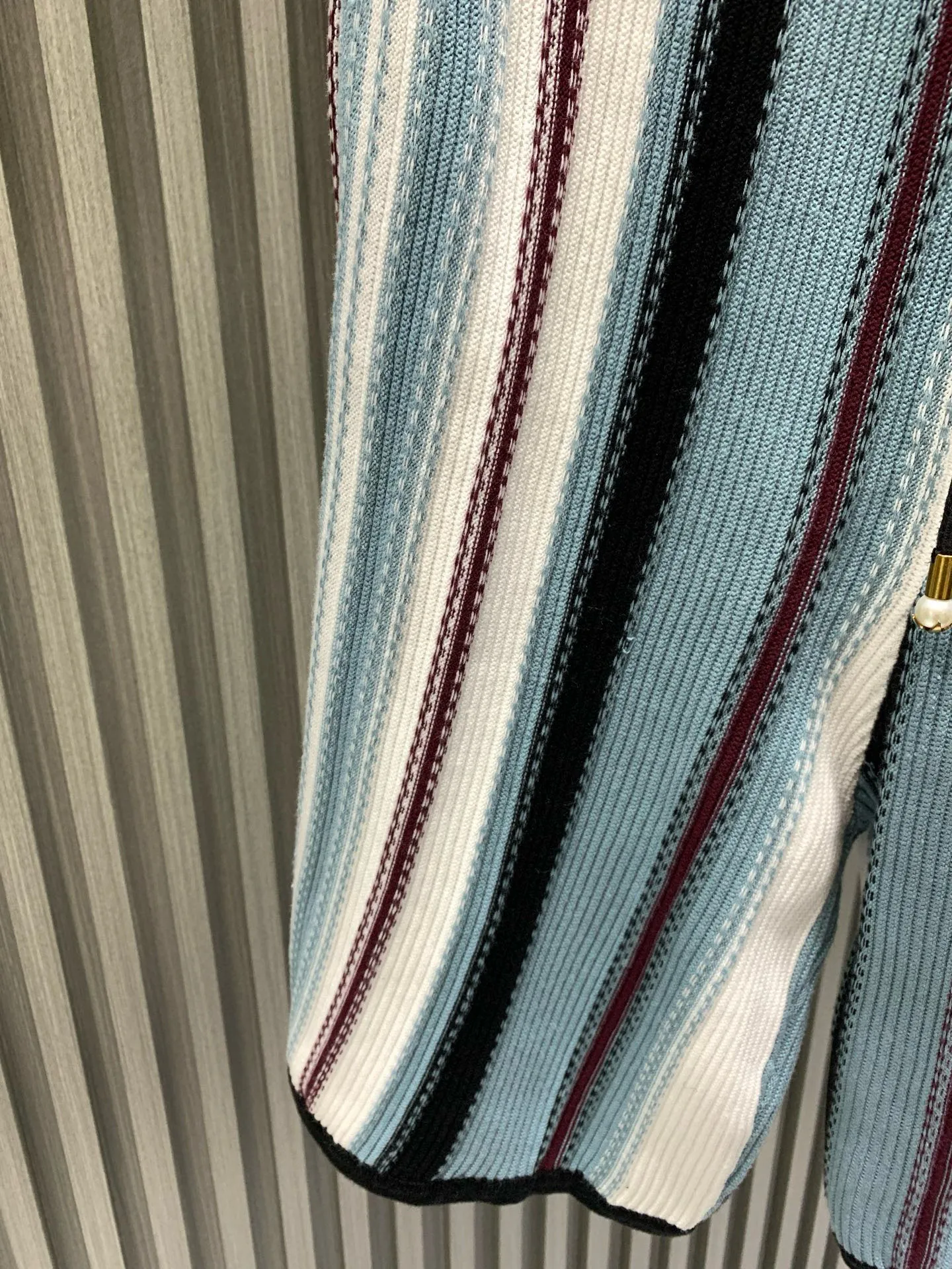 🅿️400 🀄️ Louis Vuitton Louis Vuitton 1v25ss striped jacquard wool. The original version is dyed and the color similarity is as high as 95%. The yarn is made of 2 strips of 260 combed cotton on the bottom + 5 strips of polyester + 1 strip of high elastic stretch frame. The loom is a 14-needle STOLL machine imported from Germany. Each piece of fabric takes 390 minutes. Due to the particularity of this weave, the stability of the machine is very high. Many machines cannot do it. The knitting time is very long. It is easy to produce waste pieces when weaving the piece. The loss will be very large. The sewing disc is sewn with a 20-needle disc. In order to maximize the restoration effect, our large body fabric is knitted using an ultra-fine 16-needle flat machine. The whole piece of clothing has almost no knots. It is recommended to match it with short-sleeved clothes of the same style.